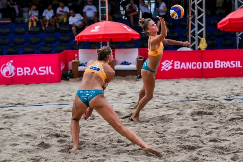 FOTO: Volleyball World. Paulikiene/Raupelyte (LTU) vs. Andressa/Taina (BRA)
