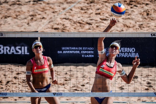 FOTO: Volleyball World. Paulikiene/Raupelyte (LTU) vs. Orsi Toth, R./Bianchi (ITA)