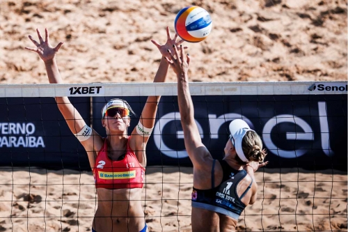 FOTO: Volleyball World. Paulikiene/Raupelyte (LTU) vs. Orsi Toth, R./Bianchi (ITA)