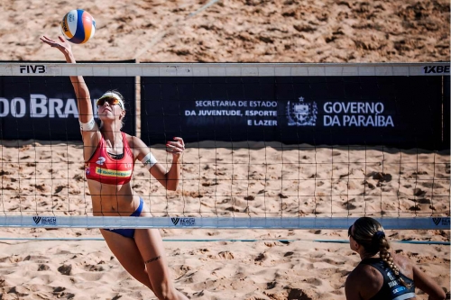 FOTO: Volleyball World. Paulikiene/Raupelyte (LTU) vs. Orsi Toth, R./Bianchi (ITA)