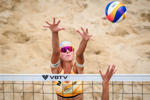 FOTO: Volleyball World. Paulikiene/Raupelyte (LTU) vs. Orsi Toth, R./Bianchi (ITA)