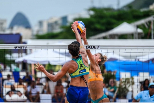 FOTO: Volleyball World. Paulikiene/Raupelyte (LTU) vs. Andressa/Taina (BRA)