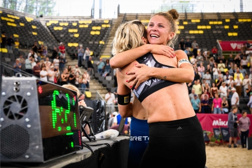 FOTO: Volleyball World. Paulikiene/Raupelyte (LTU) vs. Ludwig/Lippmann (GER)