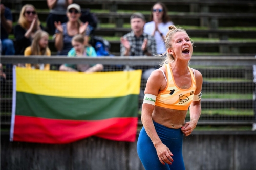 FOTO: Volleyball World. Paulikiene/Raupelyte (LTU) vs. Anouk/Mader (SUI)