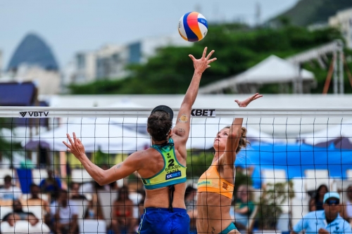 FOTO: Volleyball World. Paulikiene/Raupelyte (LTU) vs. Andressa/Taina (BRA)