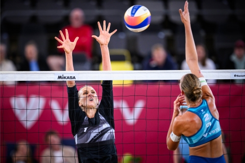FOTO: Volleyball World. Paulikiene/Raupelyte (LTU) vs. Kozuch/Schneider (GER)