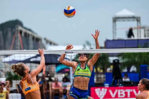 FOTO: Volleyball World. Paulikiene/Raupelyte (LTU) vs. Andressa/Taina (BRA)