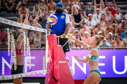 FOTO: Volleyball World. Klinger D./Klinger R. (AUT) vs Paulikiene/Raupelyte (LTU)