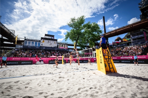 FOTO: Volleyball World. 	Carol/Barbara (BRA) vs Raupelyte/Paulikiene (LTU)