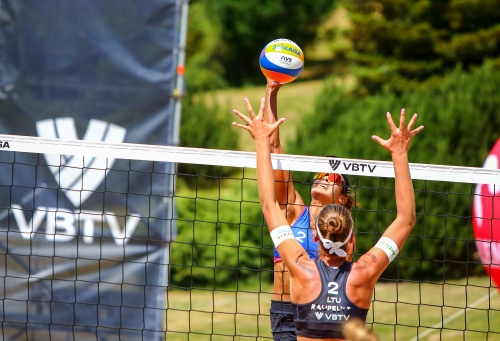 FOTO: Volleyball World. Vitoria/Hegeile (BRA) vs Raupelyte/Paulikiene (LTU)