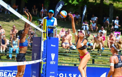 FOTO: Volleyball World. Vitoria/Hegeile (BRA) vs Raupelyte/Paulikiene (LTU)