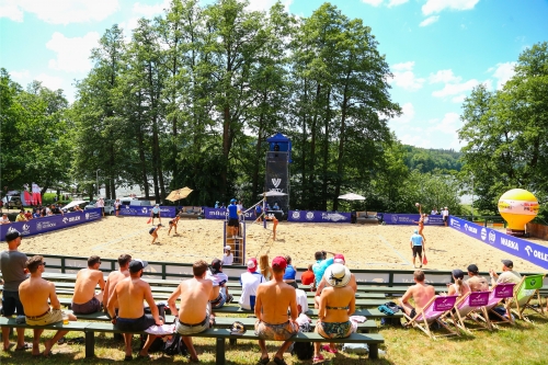 FOTO: Volleyball World. Vitoria/Hegeile (BRA) vs Raupelyte/Paulikiene (LTU)