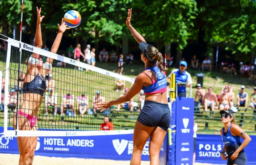 FOTO: Volleyball World. Vitoria/Hegeile (BRA) vs Raupelyte/Paulikiene (LTU)