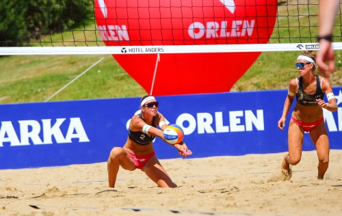 FOTO: Volleyball World. Vitoria/Hegeile (BRA) vs Raupelyte/Paulikiene (LTU)