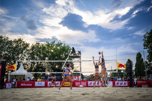 FOTO: Volleyball World. Agatha/Rebecca (BRA) vs Paulikiene/Raupelyte (LTU)