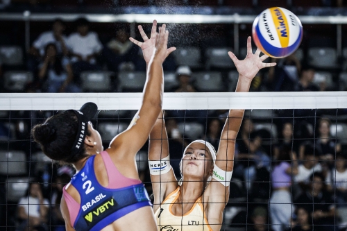 FOTO: Volleyball World. Raupelyte/Paulikiene (LTU) vs Taina/Victoria (BRA)