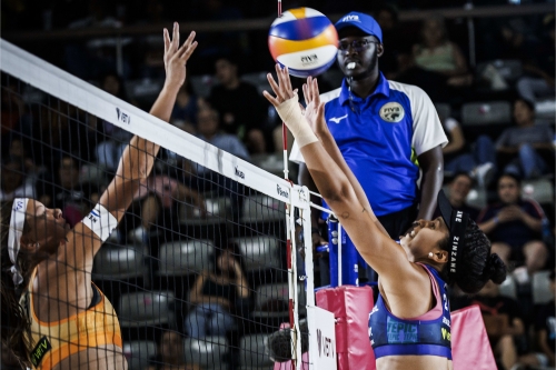 FOTO: Volleyball World. Raupelyte/Paulikiene (LTU) vs Taina/Victoria (BRA)