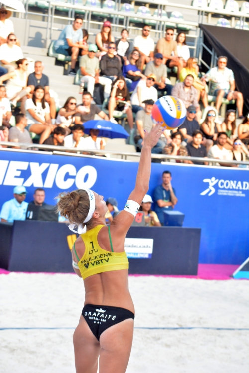 FOTO: Volleyball World. Paulikiene/Raupelyte (LTU) vs Agatha/Rebecca (BRA)