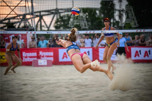 FOTO: Volleyball World. Agatha/Rebecca (BRA) vs Paulikiene/Raupelyte (LTU)