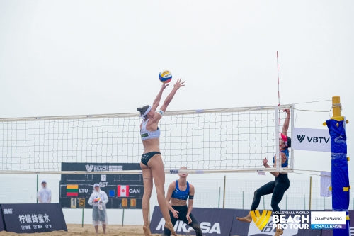 FOTO: Volleyball World. Raupelyte/Paulikiene (LTU) vs Bansley/Bukovec (CAN)