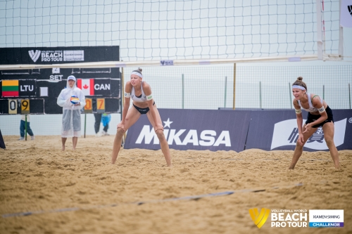 FOTO: Volleyball World. Raupelyte/Paulikiene (LTU) vs Bansley/Bukovec (CAN)