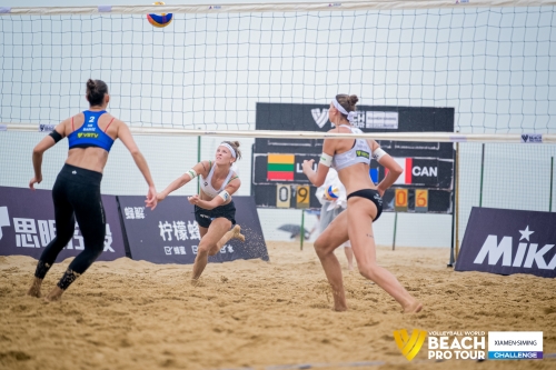 FOTO: Volleyball World. Raupelyte/Paulikiene (LTU) vs Bansley/Bukovec (CAN)