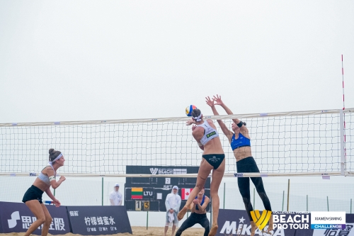 FOTO: Volleyball World. Raupelyte/Paulikiene (LTU) vs Bansley/Bukovec (CAN)