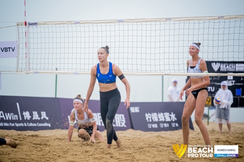 FOTO: Volleyball World. Raupelyte/Paulikiene (LTU) vs Bansley/Bukovec (CAN)