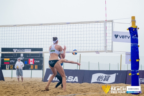 FOTO: Volleyball World. Raupelyte/Paulikiene (LTU) vs Bansley/Bukovec (CAN)