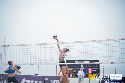 FOTO: Volleyball World. Raupelyte/Paulikiene (LTU) vs Bansley/Bukovec (CAN)
