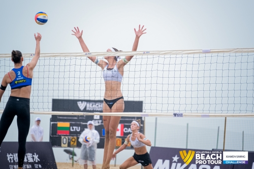 FOTO: Volleyball World. Raupelyte/Paulikiene (LTU) vs Bansley/Bukovec (CAN)