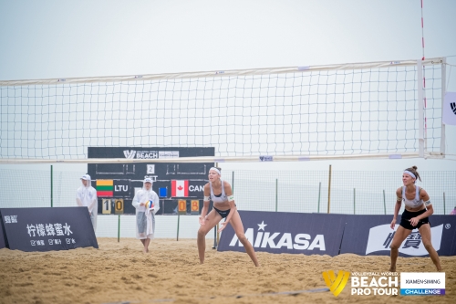 FOTO: Volleyball World. Raupelyte/Paulikiene (LTU) vs Bansley/Bukovec (CAN)