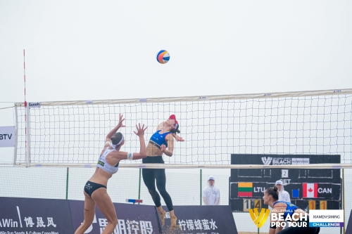 FOTO: Volleyball World. Raupelyte/Paulikiene (LTU) vs Bansley/Bukovec (CAN)