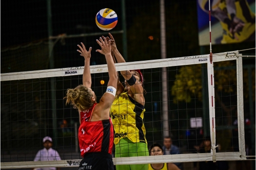 FOTO: Volleyball World. Paulikiene/Raupelyte (LTU) vs Agatha/Rebecca (BRA)