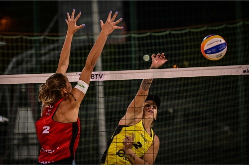 FOTO: Volleyball World. Paulikiene/Raupelyte (LTU) vs Agatha/Rebecca (BRA)