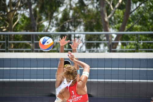 FOTO: Volleyball World. Paulikiene/Raupelyte (LTU) vs Akiko/Ishii (JPN)