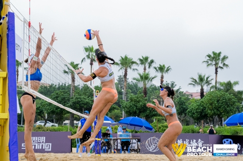 FOTO: Volleyball World. Raupelyte/Paulikiene (LTU) vs Liliana/Paula (ESP)
