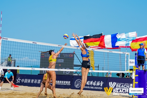 FOTO: Volleyball World. Raupelyte/Paulikiene (LTU) vs Alvarez M/Moreno (ESP)