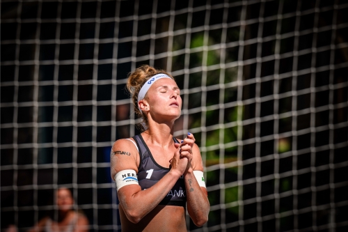 FOTO: Volleyball World. Liliana/Paula (ESP) vs Raupelyte/Paulikiene (LTU)