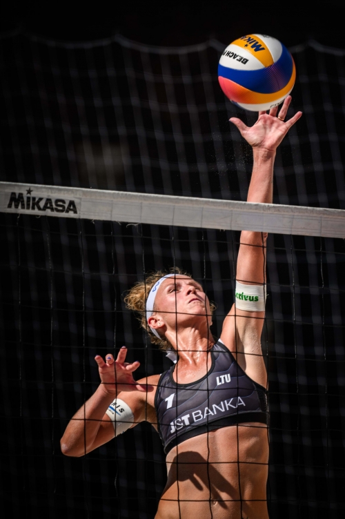 FOTO: Volleyball World. Liliana/Paula (ESP) vs Raupelyte/Paulikiene (LTU)