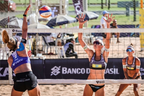 FOTO: Volleyball World. Paulikiene/Raupelyte (LTU) vs Placette/Richard FRA
