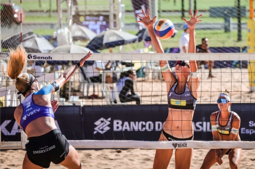 FOTO: Volleyball World. Paulikiene/Raupelyte (LTU) vs Placette/Richard FRA