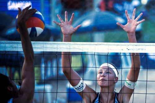 FOTO: Volleyball World. Paulikiene/Raupelyte (LTU) vs Vieira/Chamereau FRA