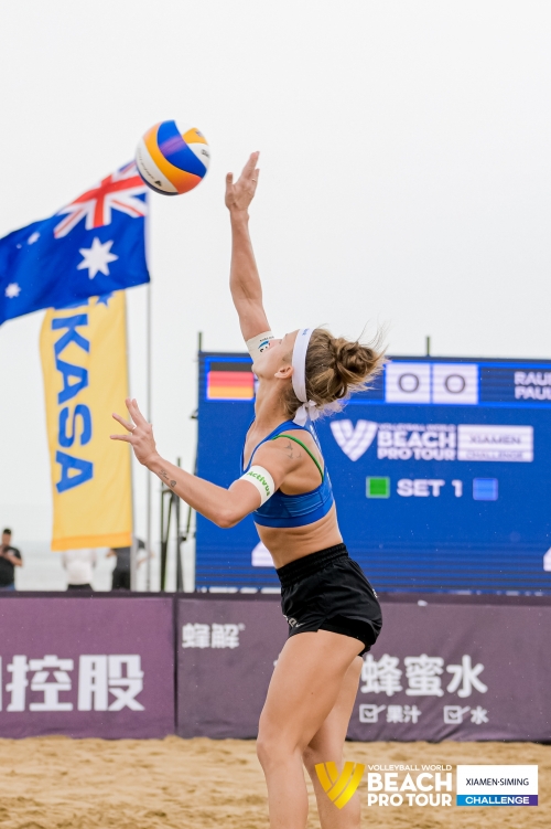 FOTO: Volleyball World. Raupelyte/Paulikiene (LTU) vs Ittlinger/Borger (GER)
