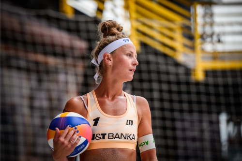 FOTO: Volleyball World. 	Muller/Tillmann (GER) vs Raupelyte/Paulikiene (LTU)