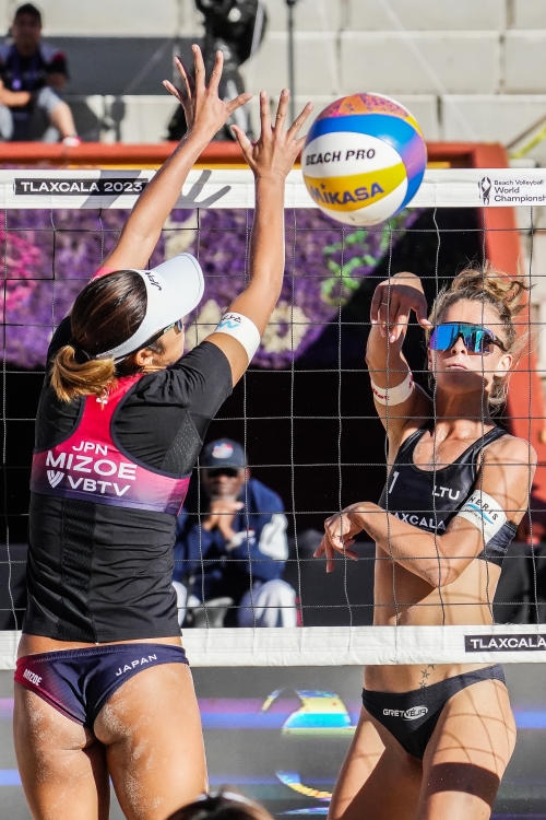 FOTO: Volleyball World. Ishii/Mizoe (JPN) vs Paulikiene/Raupelyte (LTU)