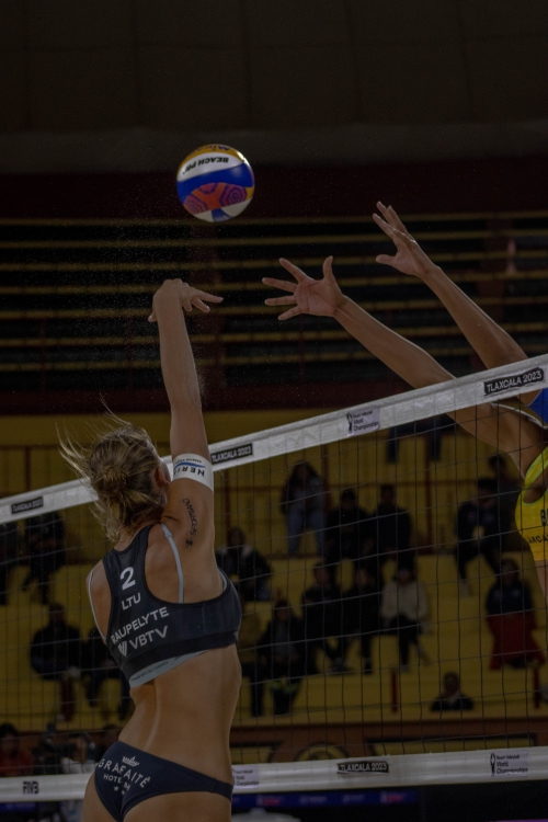 FOTO: Volleyball World. Ana Patrícia/Duda (BRA) vs Paulikiene/Raupelyte (LTU)