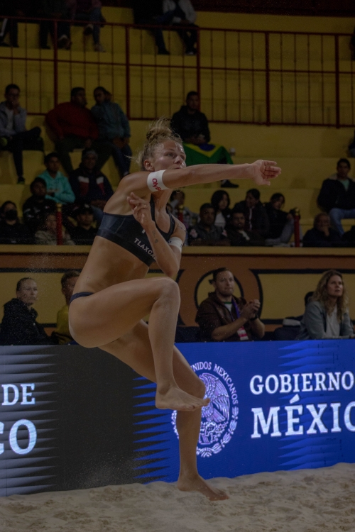 FOTO: Volleyball World. Ana Patrícia/Duda (BRA) vs Paulikiene/Raupelyte (LTU)