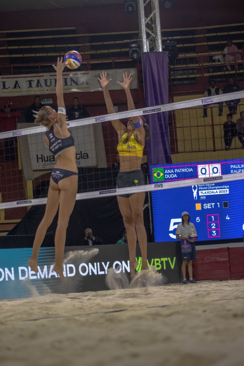 FOTO: Volleyball World. Ana Patrícia/Duda (BRA) vs Paulikiene/Raupelyte (LTU)