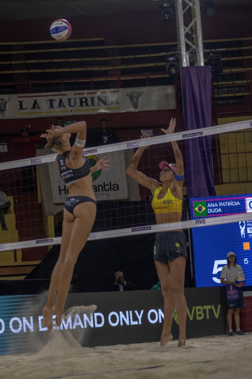 FOTO: Volleyball World. Ana Patrícia/Duda (BRA) vs Paulikiene/Raupelyte (LTU)